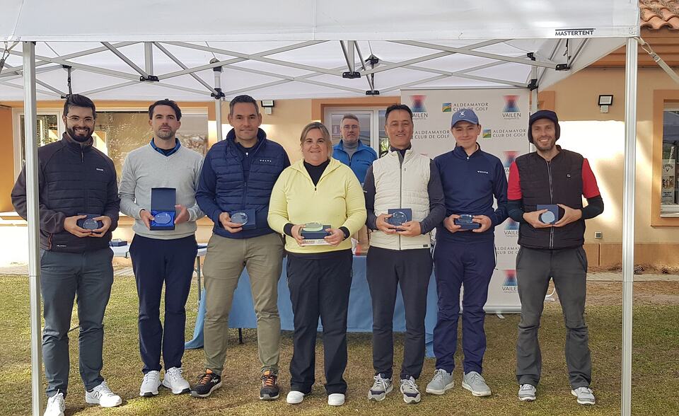 Seven golfers pose with awards at an Aldeamayor Club de Golf event.