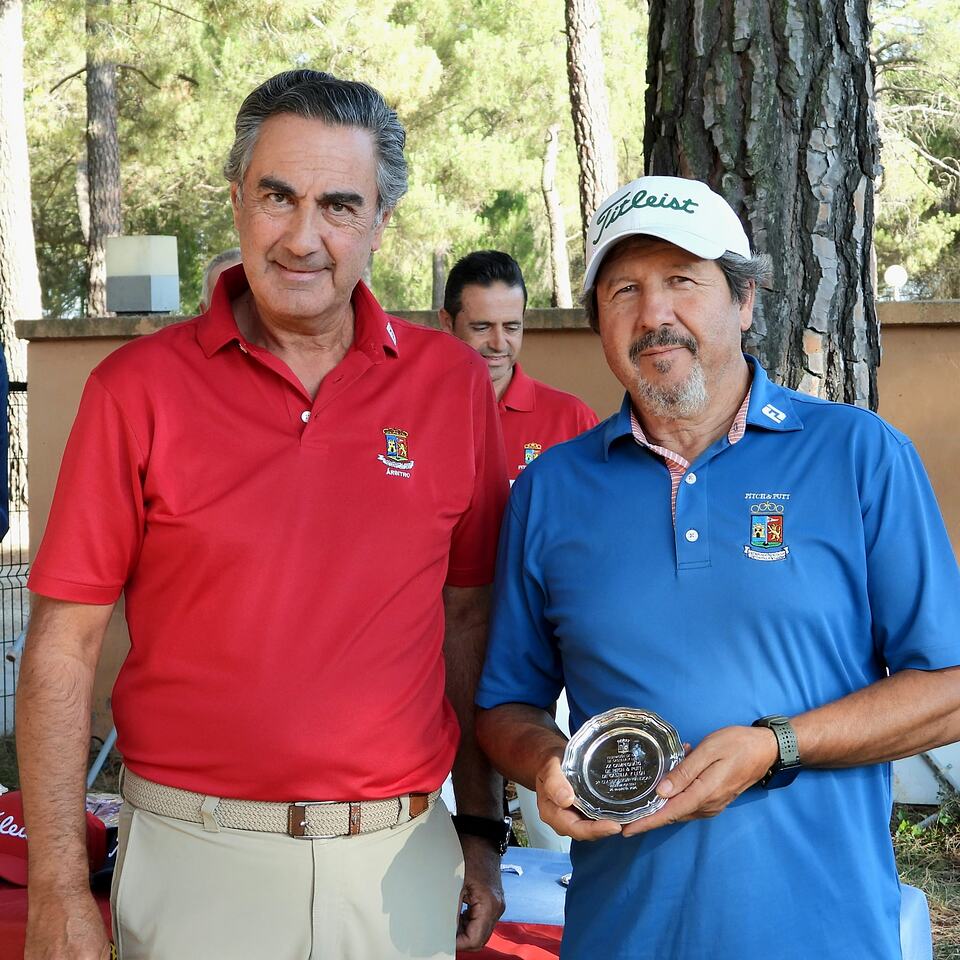 Golf tournament participants pose with an award at Aldeamayor Club de Golf