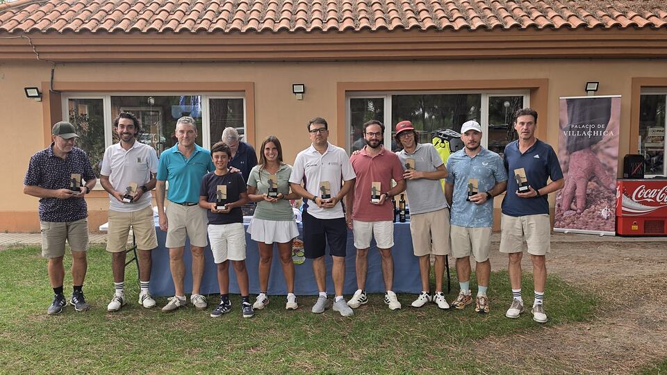 Golfistas con premios frente a la casa club de Aldeamayor Club de Golf