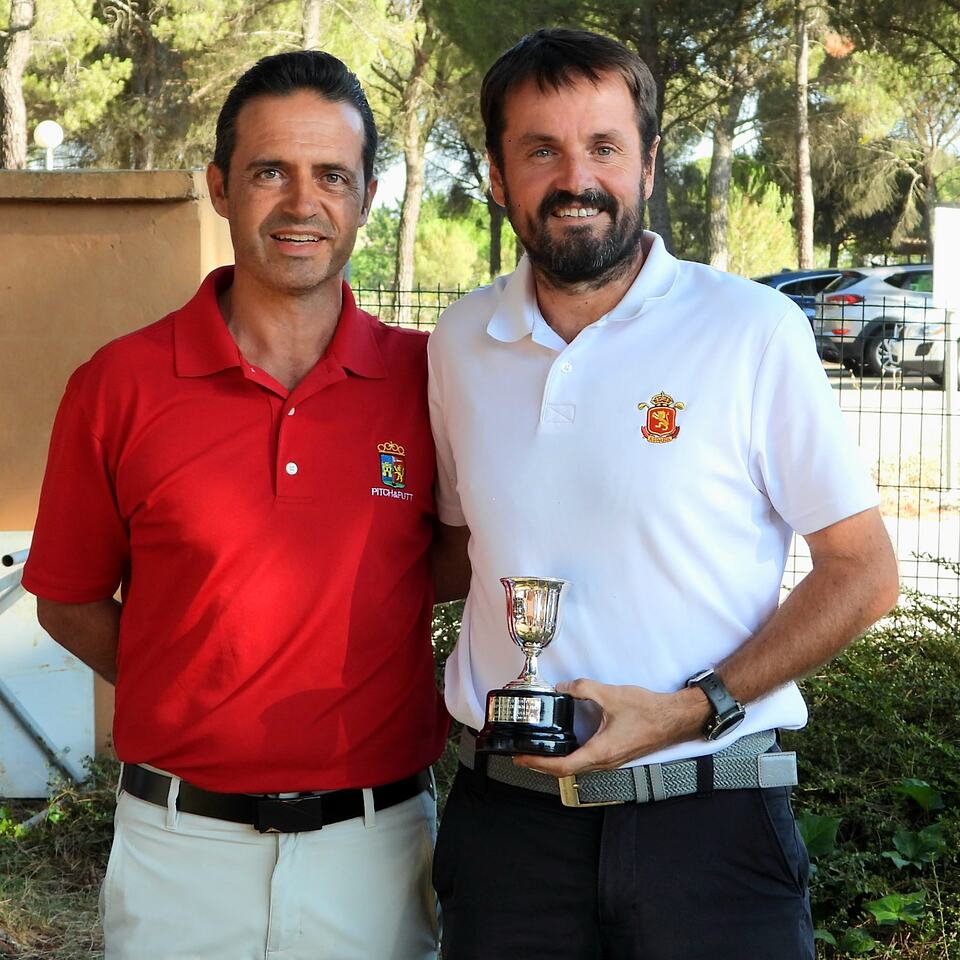 Two men pose with a trophy at the XX Castilla y León Pitch & Putt Championship.