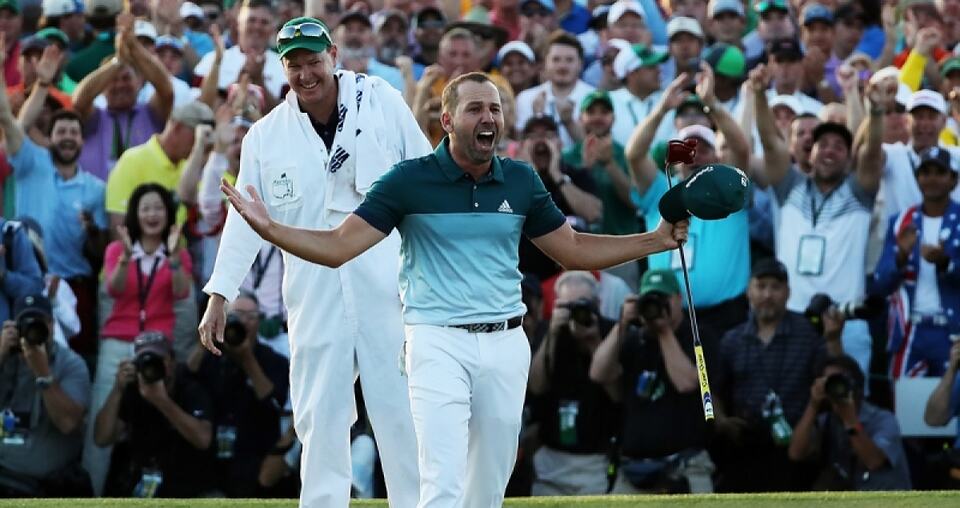 Sergio García celebra su victoria en el Masters de 2017, con su caddie y espectadores detrás.