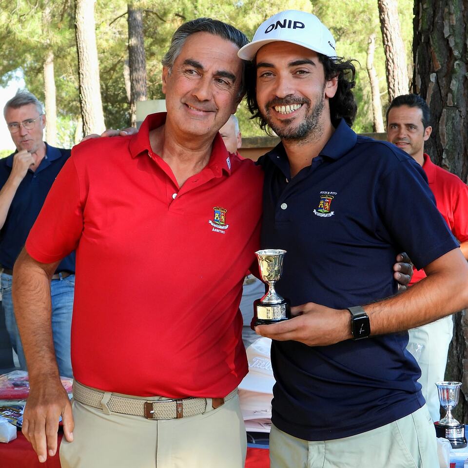 Two golfers pose with a trophy at the XX Castilla y León Pitch & Putt Championship.